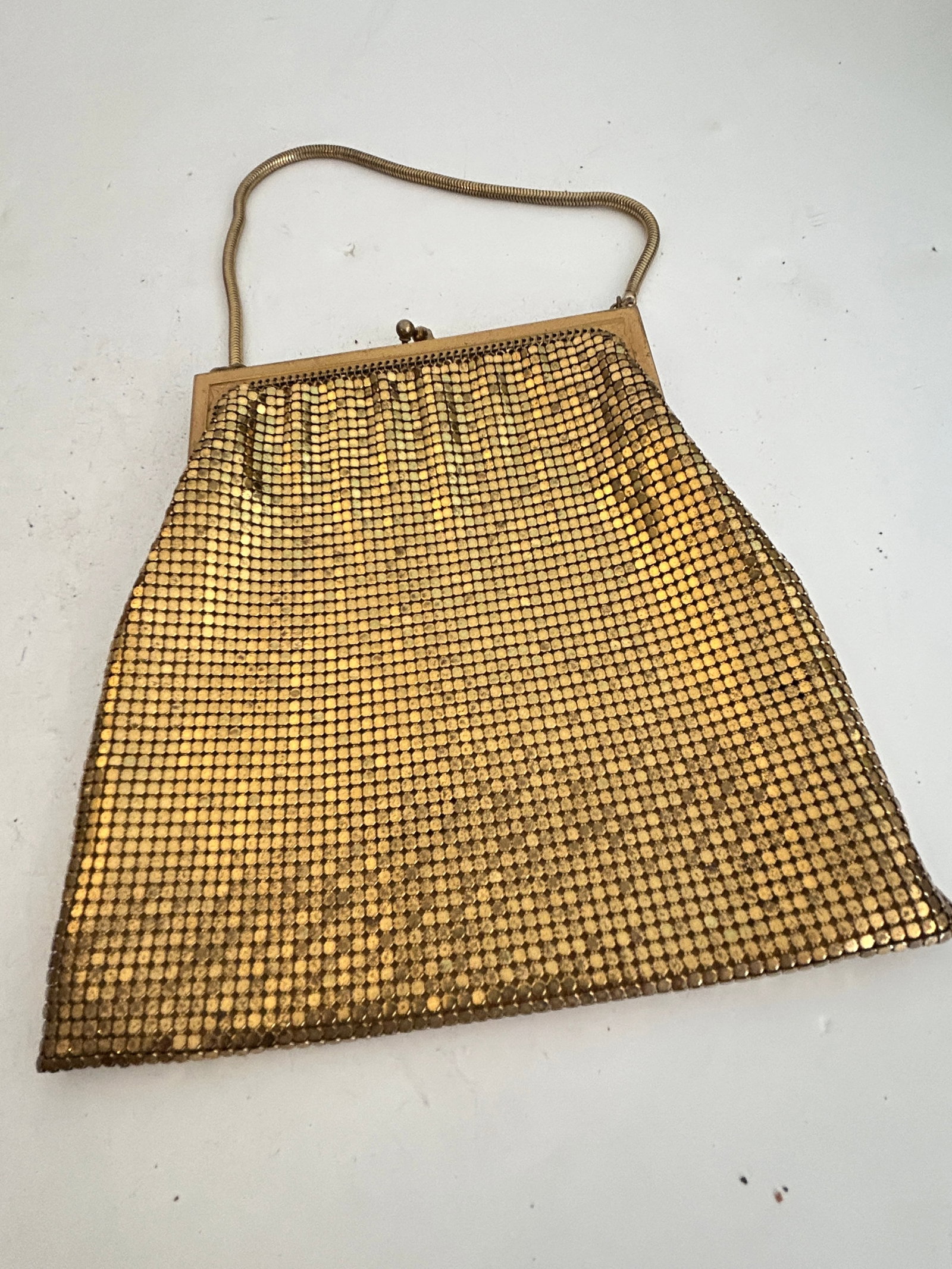 Whiting & Davis Gold Mesh Kiss Lock Mini Evening Bag 2638: Whiting & Davis Gold Mesh Kiss Lock Mini Evening Bag 2638 Please view all photos as they are part of the description and condition of this Item, Feel free to contact me with questions or picture reque