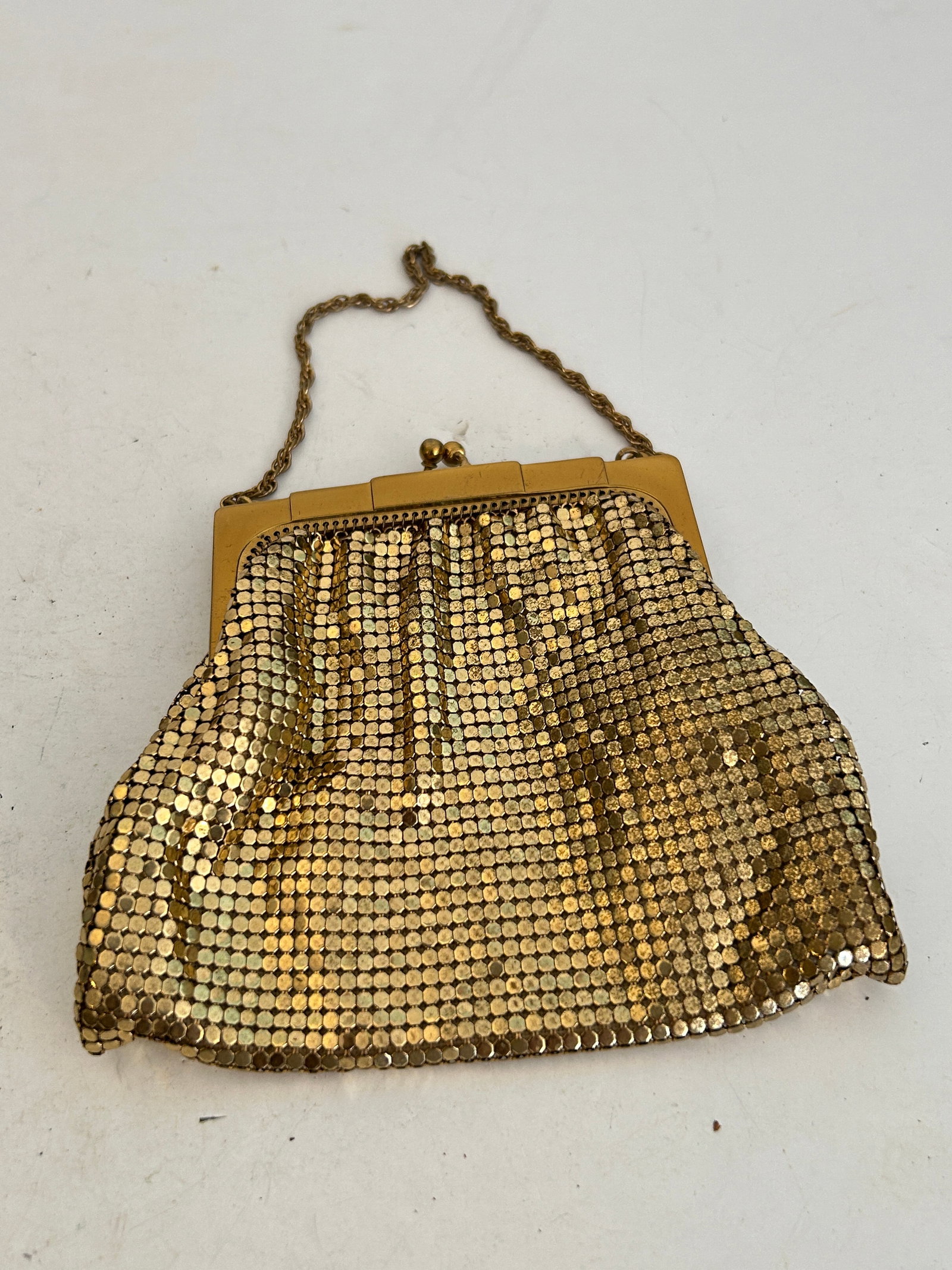 Vintage Whiting & Davis Metallic Gold Mesh Evening Bag Clutch Coin Purse 2788: Vintage Whiting & Davis Metallic Gold Mesh Evening Bag Clutch Coin Purse 2788 Please view all photos as they are part of the description and condition of this Item, Feel free to contact me with questi