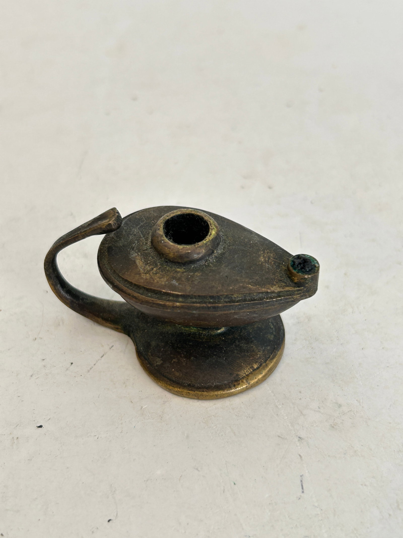 vintage brass oil lamp curved loop handle (1 of 4)