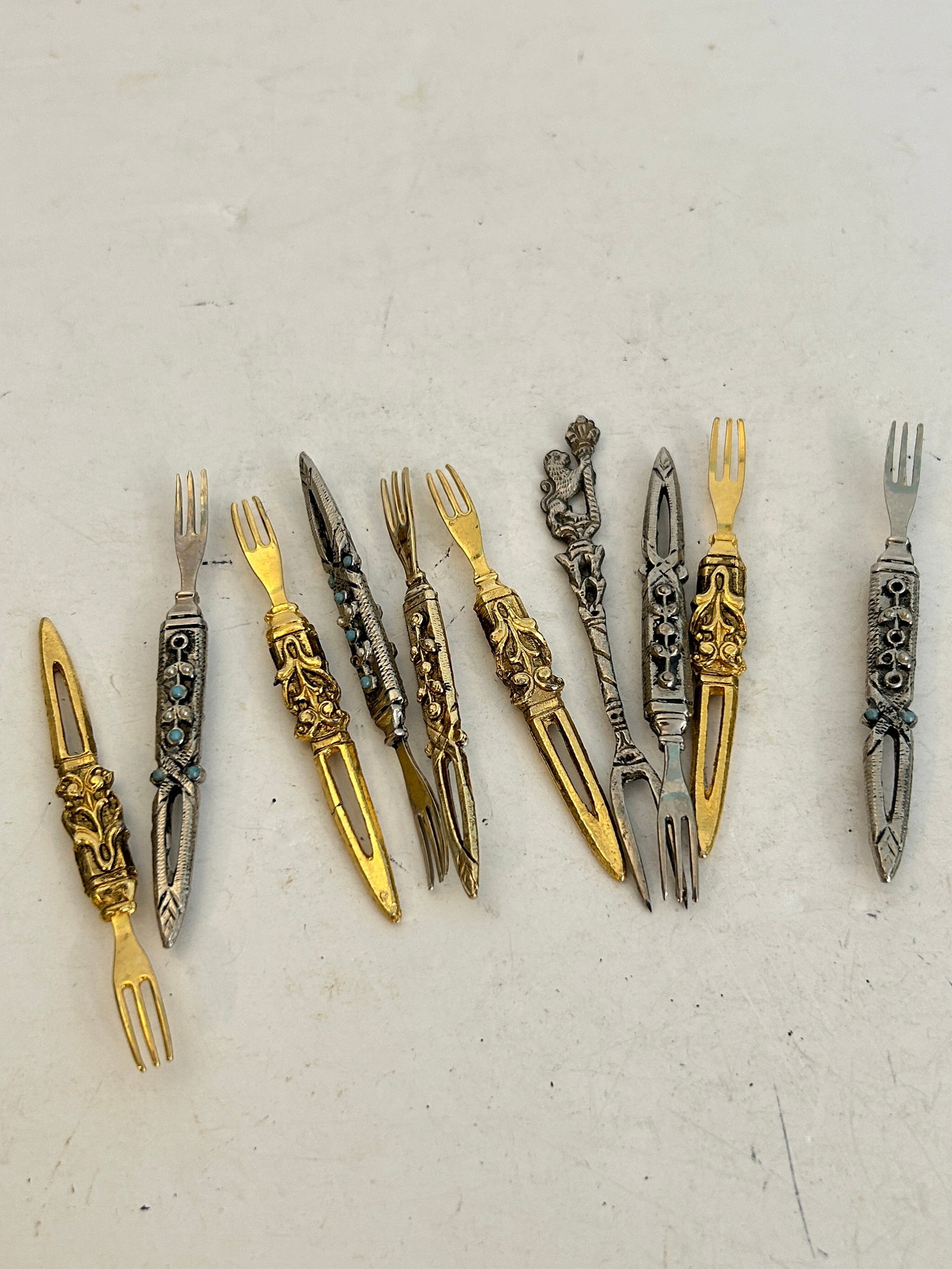 12 Vintage Gilt Metal Olive or Cocktail Forks. Etched Leaf Handles: 12 Vintage Gilt Metal Olive or Cocktail Forks. Etched Leaf Handles Please view all photos as they are part of the description and condition of this Item, Feel free to contact me with questions or pict