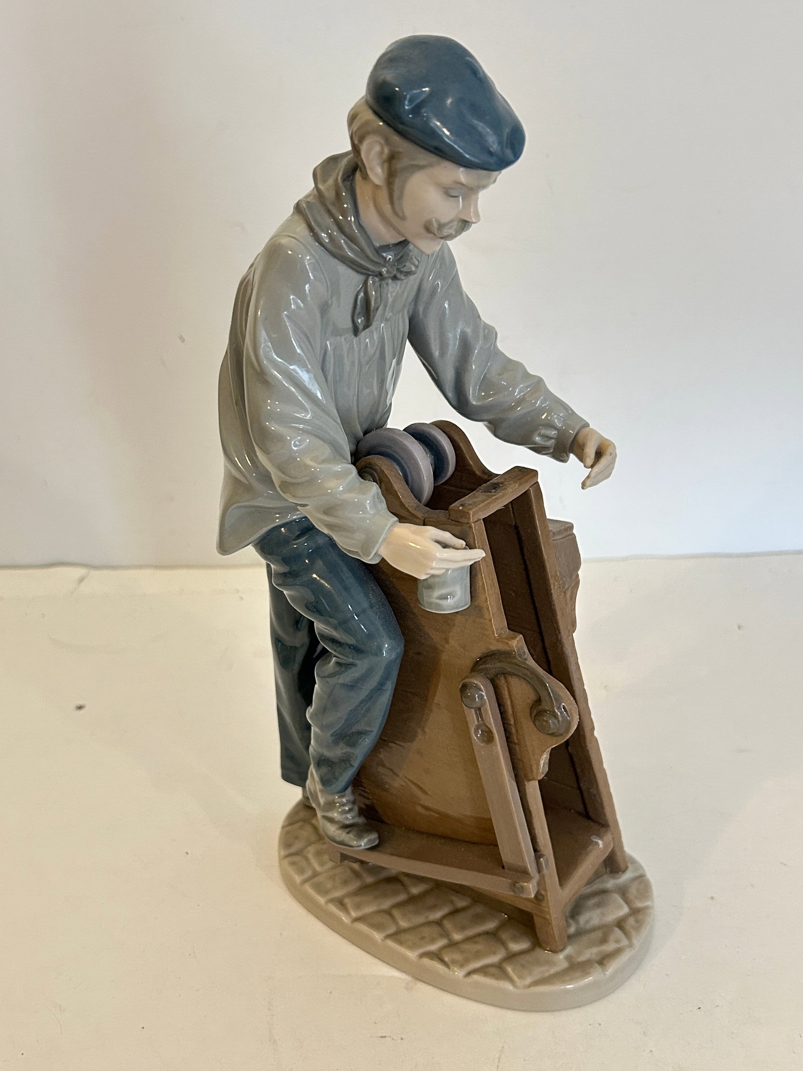 Sharpening the Cutlery (Afilador Ambulante, #5204) by Lladro Released in 1984 and retired in 1987: Sharpening the Cutlery (Afilador Ambulante, #5204) by Lladro Released in 1984 and retired in 1987 Please view all photos as they are part of the description and condition of this Item, Feel free to co