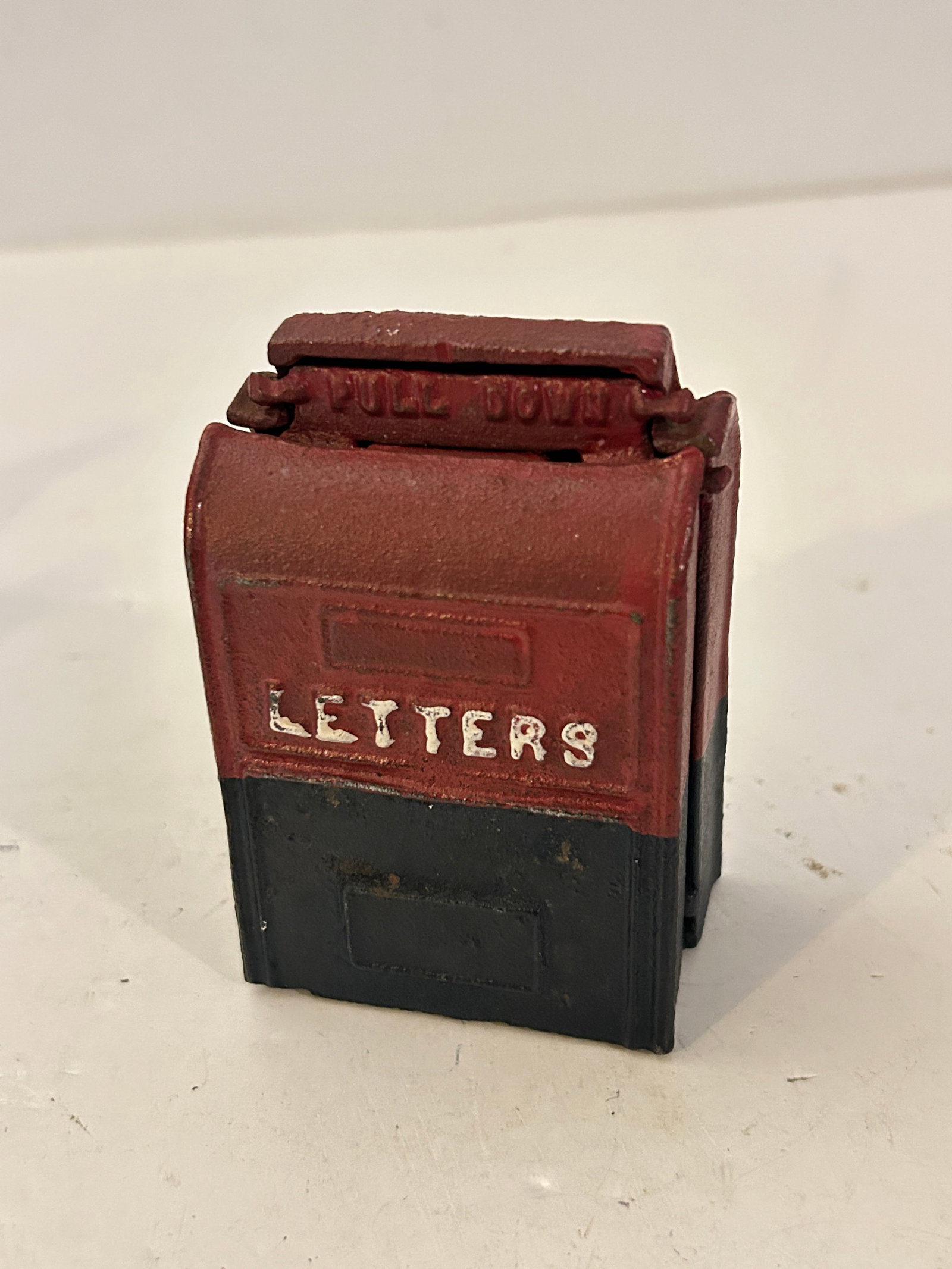 Vintage Cast Iron Coin Bank US Mailbox 1940-50?s: Vintage Cast Iron Coin Bank US Mailbox 1940-50?s Please view all photos as they are part of the description and condition of this Item, Feel free to contact me with questions or picture requests! Used