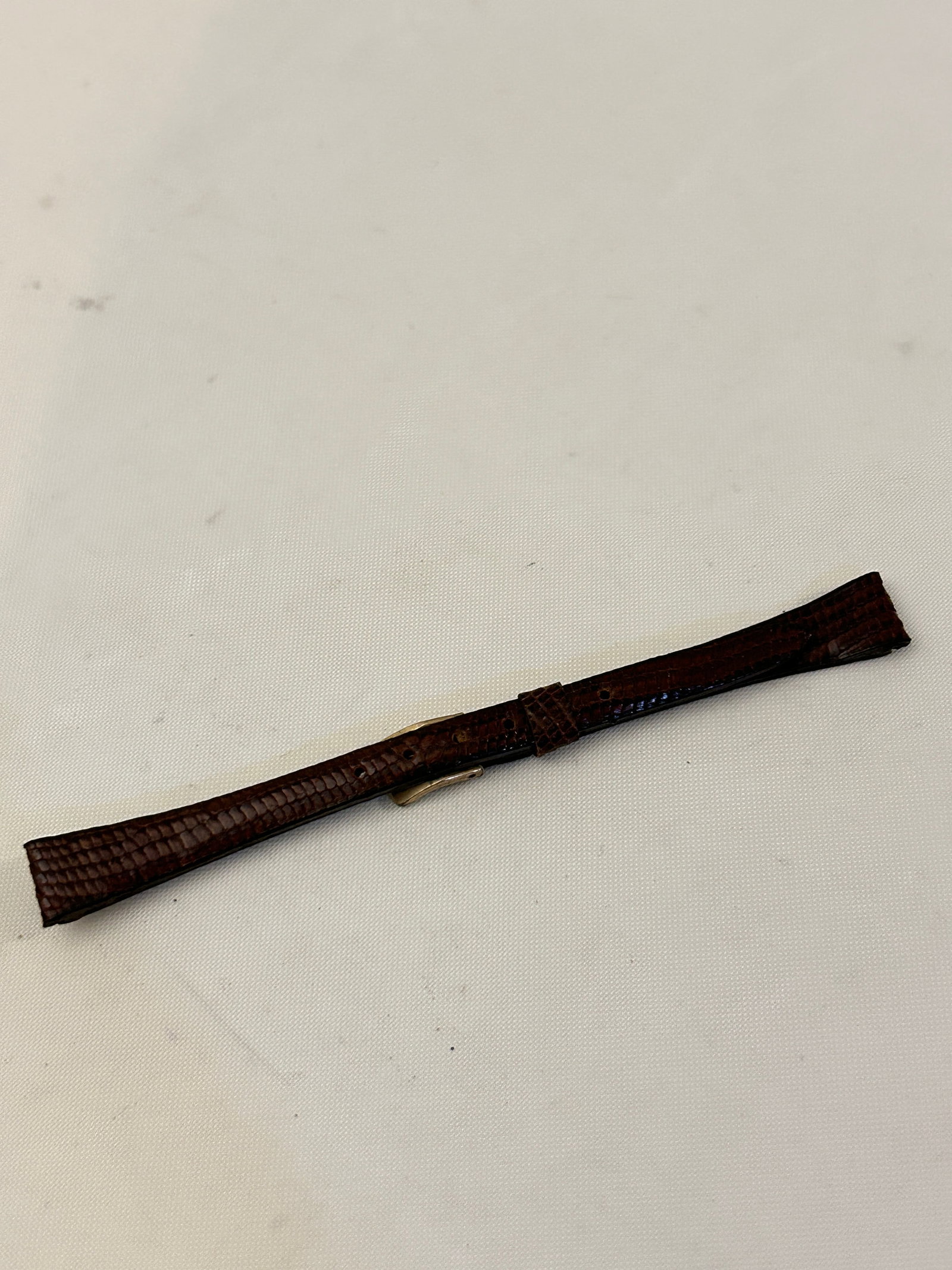 11 mm Bulova Watch Strap Dark Brown Lizard Leather Shiny Gloss Thin: 11 mm Bulova Watch Strap Dark Brown Lizard Leather Shiny Gloss Thin Please view all photos as they are part of the description and condition of this Item, Feel free to contact me with questions or pic