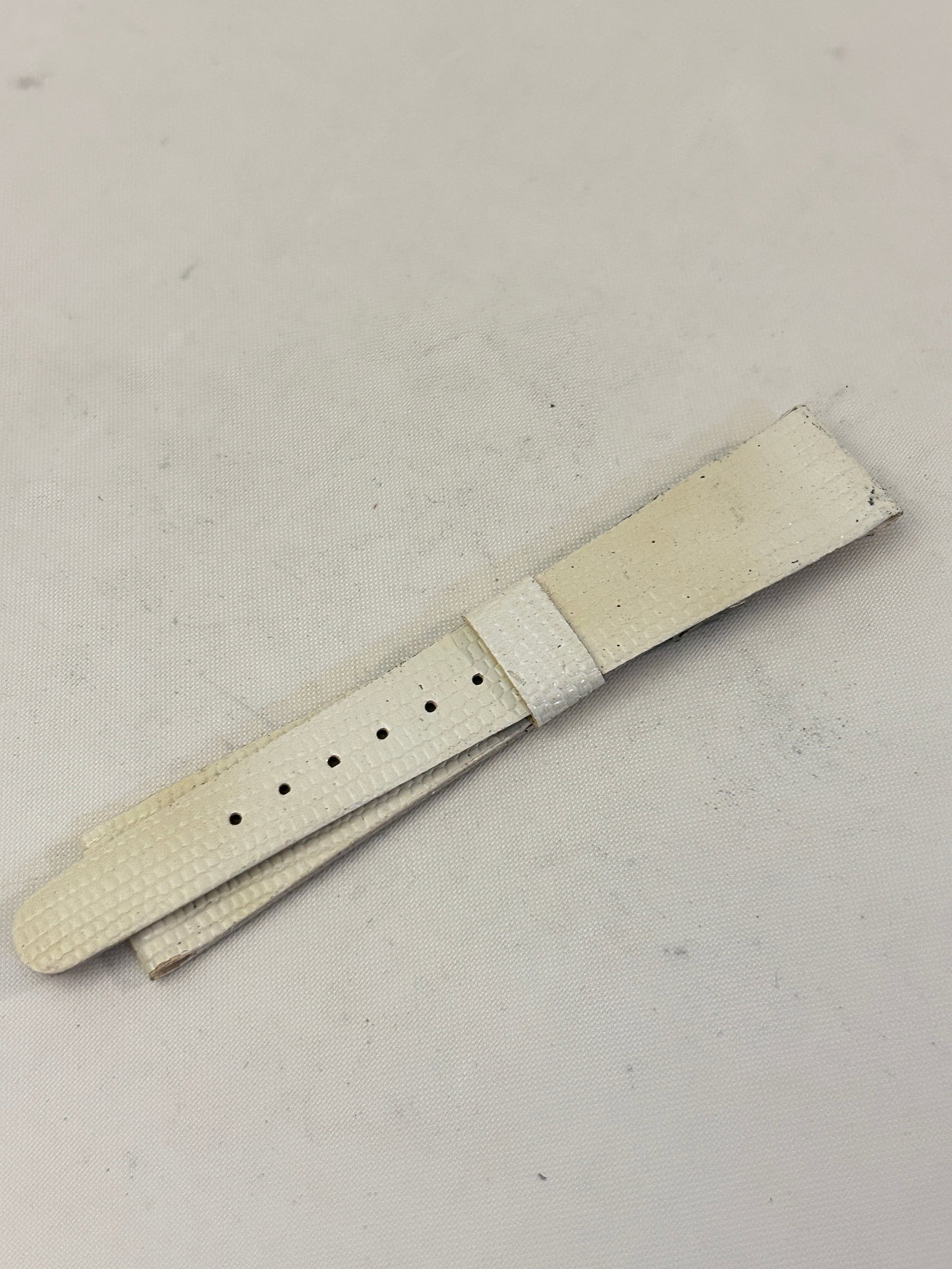 Vintage White Leather Watch Band 19mm: Vintage White Leather Watch Band 19mm Please view all photos as they are part of the description and condition of this Item, Feel free to contact me with questions or picture requests! Used Item AS IS