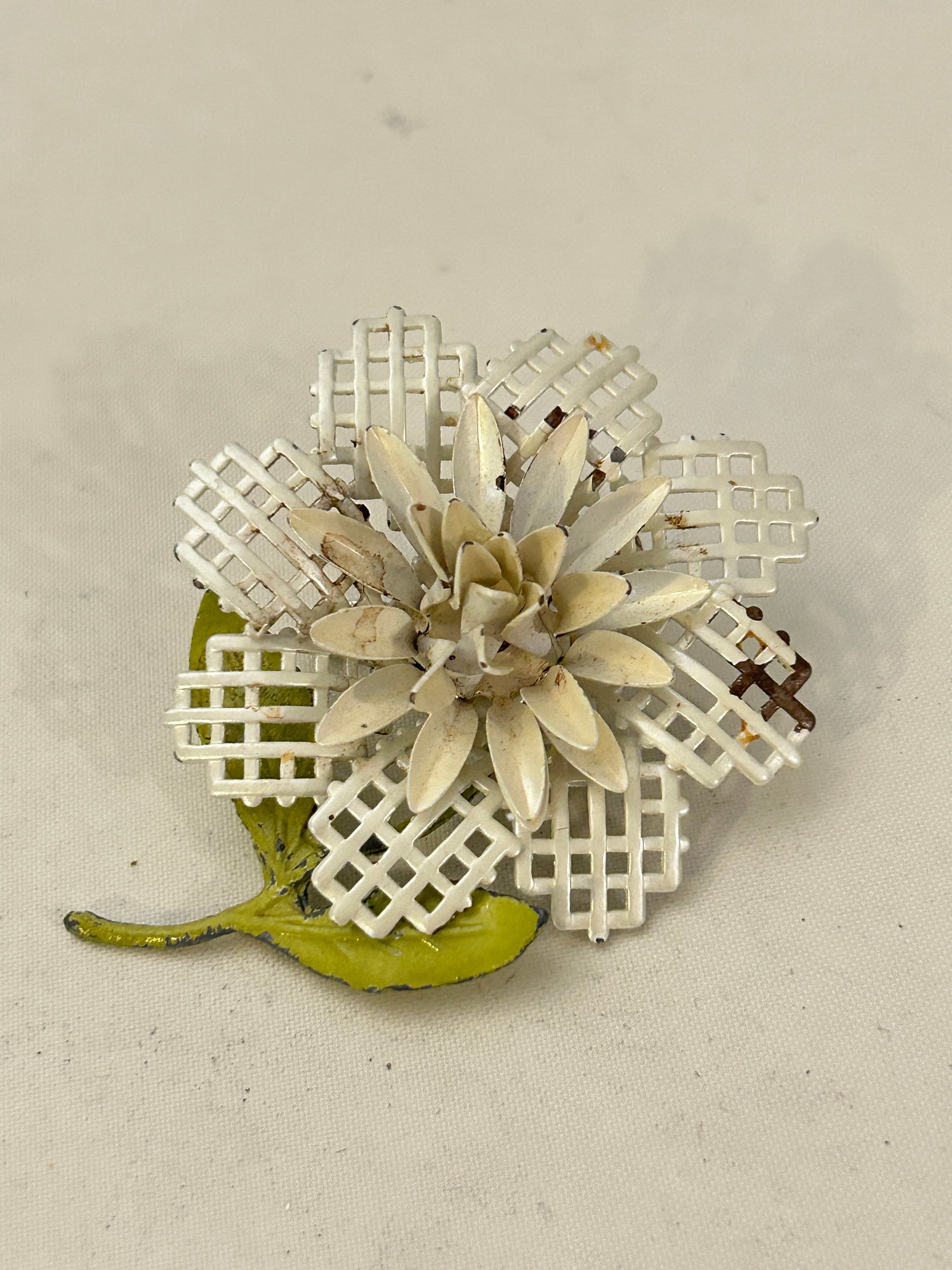 Vintage 1960s dimensional white and green enamel flower Brooch: Vintage 1960s dimensional white and green enamel flower Brooch Please view all photos as they are part of the description and condition of this Item, Feel free to contact me with questions or picture 
