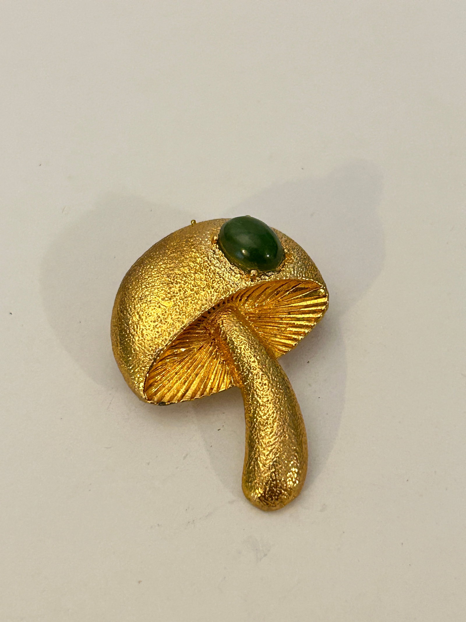 Vintage textured gold-tone mushroom brooch: Vintage textured gold-tone mushroom brooch Please view all photos as they are part of the description and condition of this Item, Feel free to contact me with questions or picture requests! Used Item 