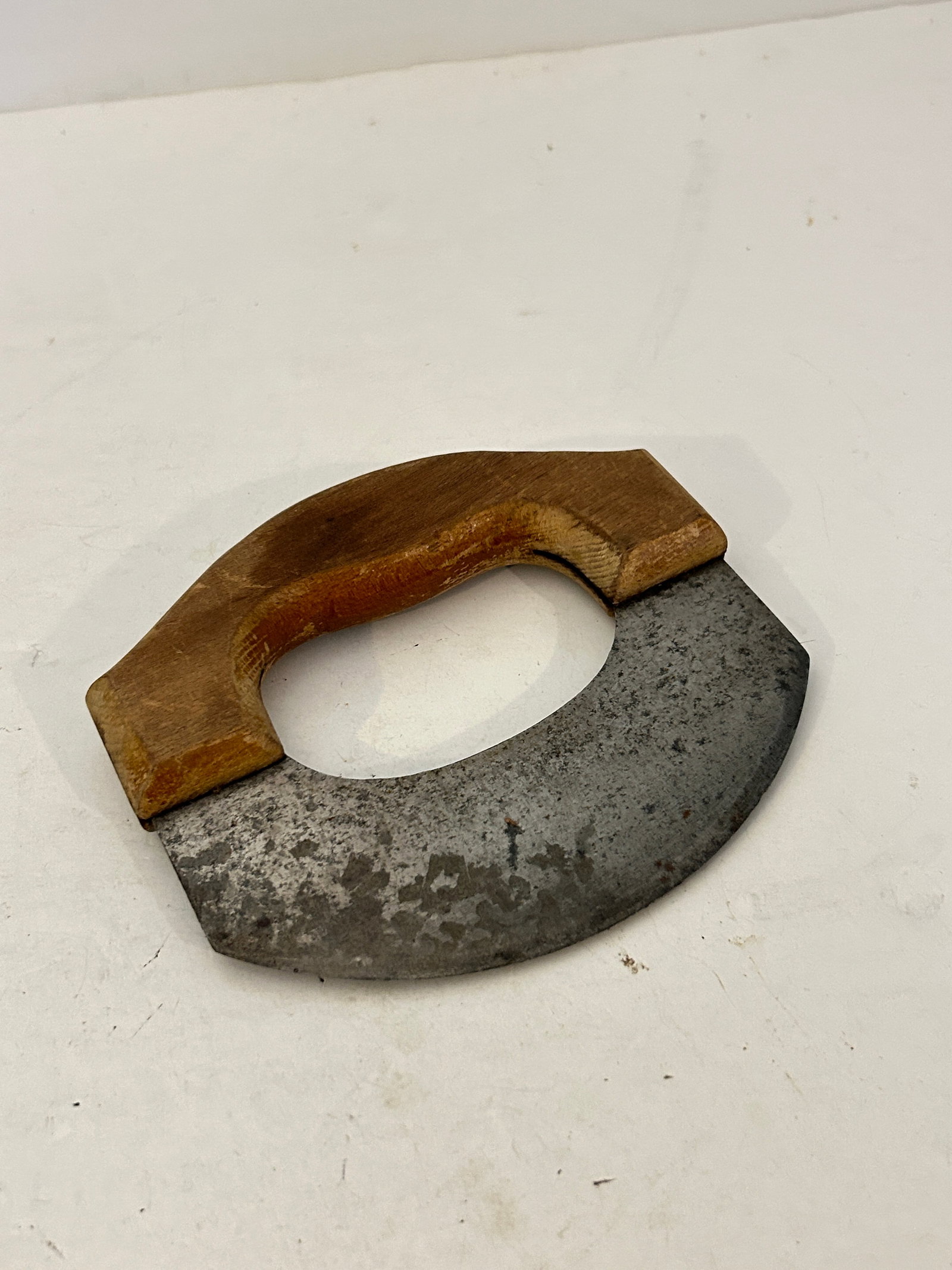 Vintage Henry Disston & Sons Dough Knife: Vintage Henry Disston & Sons Dough Knife Please view all photos as they are part of the description and condition of this Item, Feel free to contact me with questions or picture requests! Used Item AS