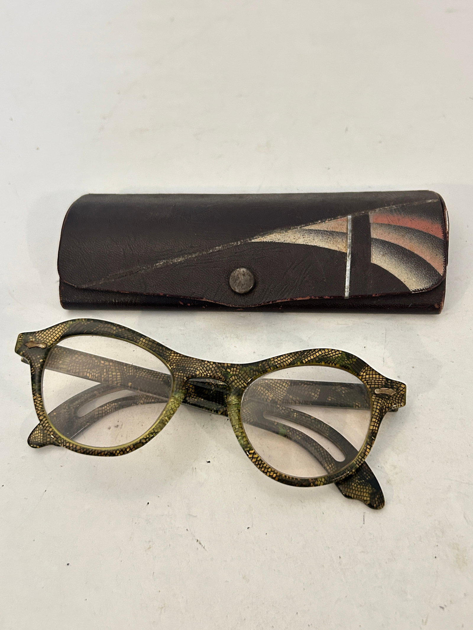 Vintage Art Craft Yellow Gold Cat Eye Retro Eyeglasses: Vintage Art Craft Yellow Gold Cat Eye Retro Eyeglasses has a crack on it Please view all photos as they are part of the description and condition of this Item, Feel free to contact me with questions o