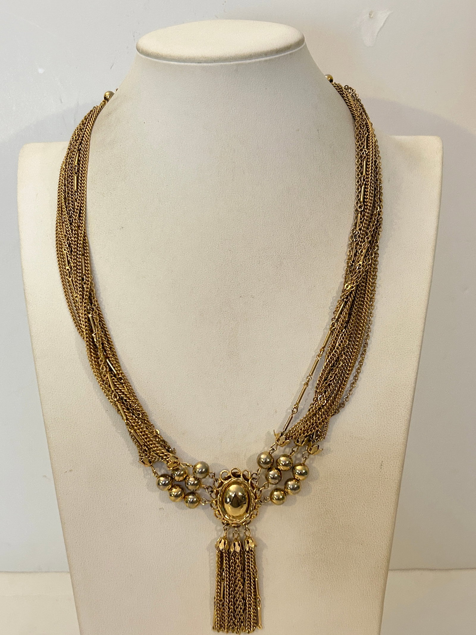 Vintage Necklace: Vintage Necklace Please view all photos as they are part of the description and condition of this Item, Feel free to contact me with questions or picture requests! Used Item AS IS
