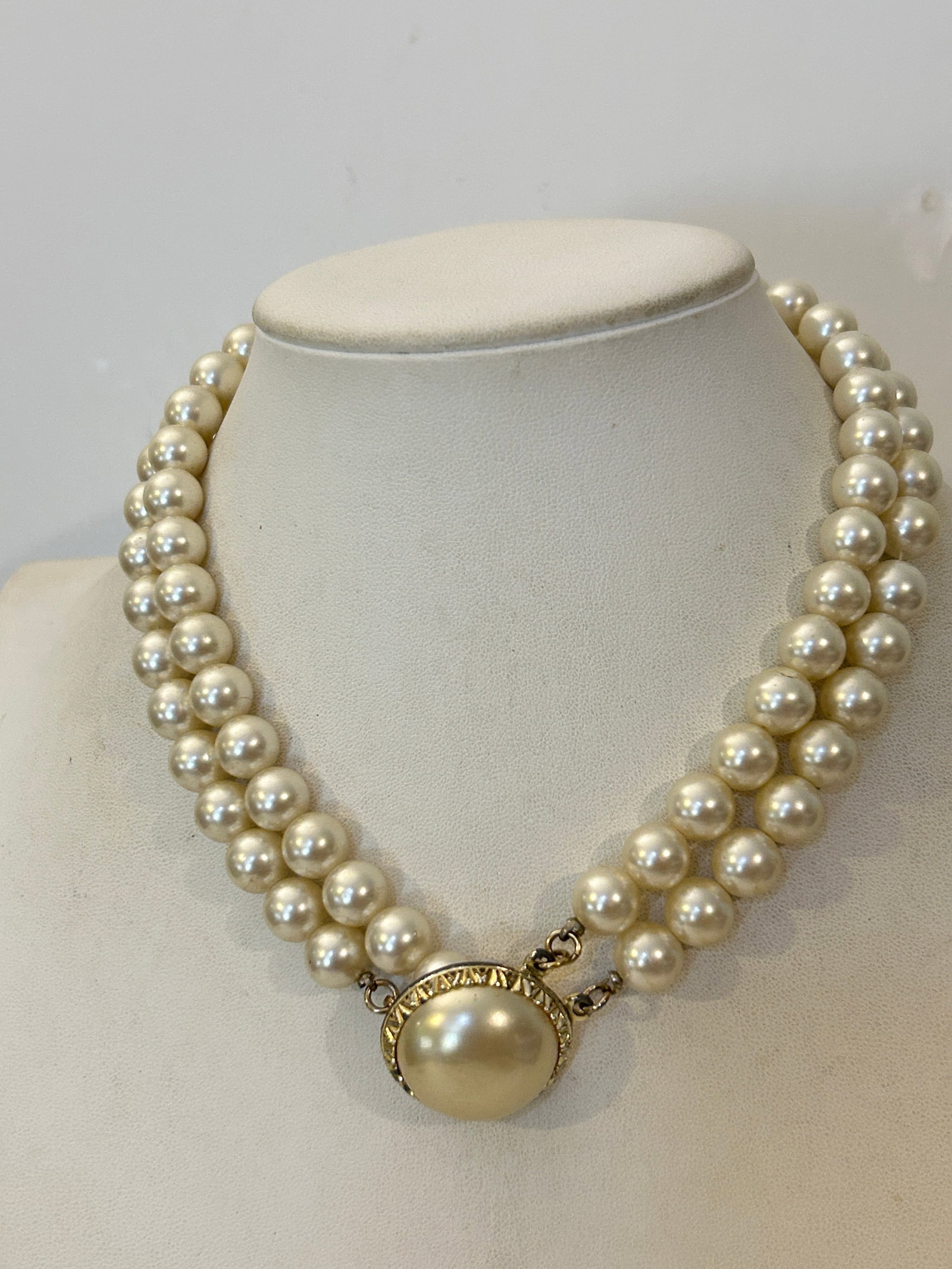 Vintage Necklace: Vintage Necklace Please view all photos as they are part of the description and condition of this Item, Feel free to contact me with questions or picture requests! Used Item AS IS
