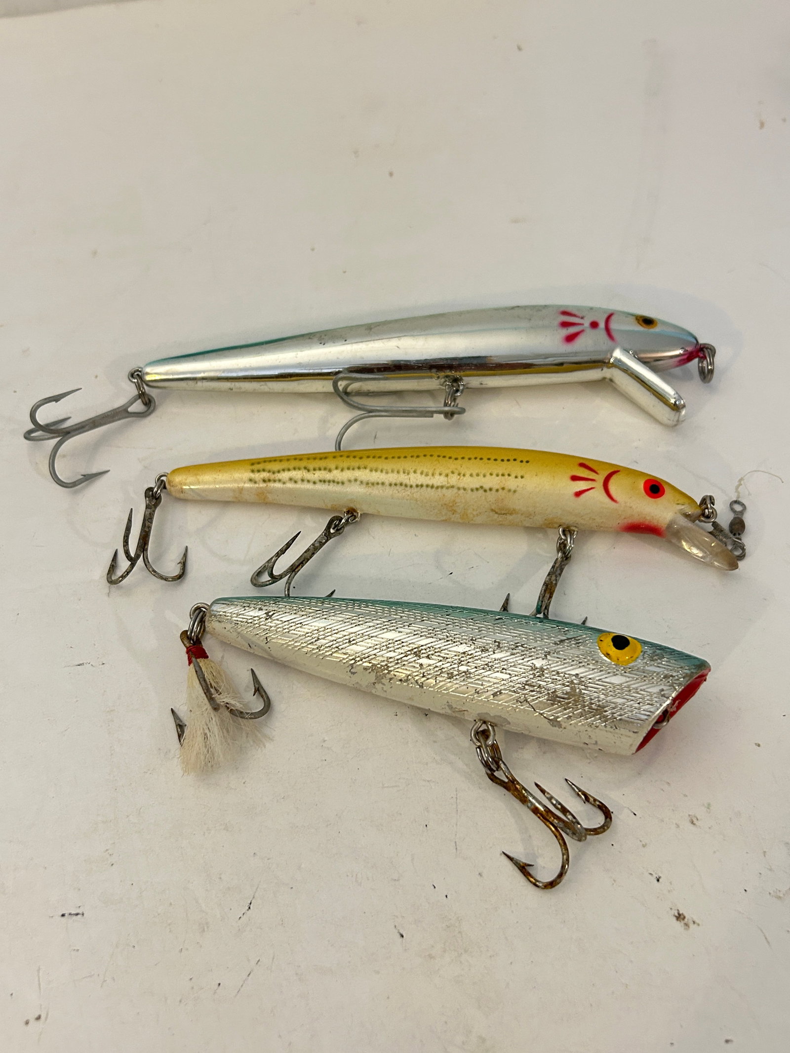 3 Vintage Fishing Lures: 3 Vintage Fishing Lures Please view all photos as they are part of the description and condition of this Item, Feel free to contact me with questions or picture requests! Used Item AS IS
