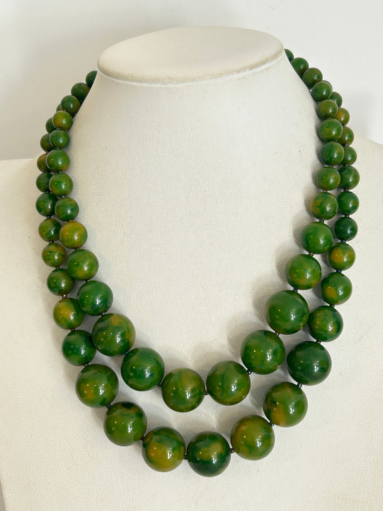 Rare Vintage Apple Green double strand Bakelite Amber Bead Necklace 105 grams 16": Rare Vintage Apple Green double strand Bakelite Amber Bead Necklace 105 grams 16" Please view all photos as they are part of the description and condition of this Item, Feel free to contact me with qu