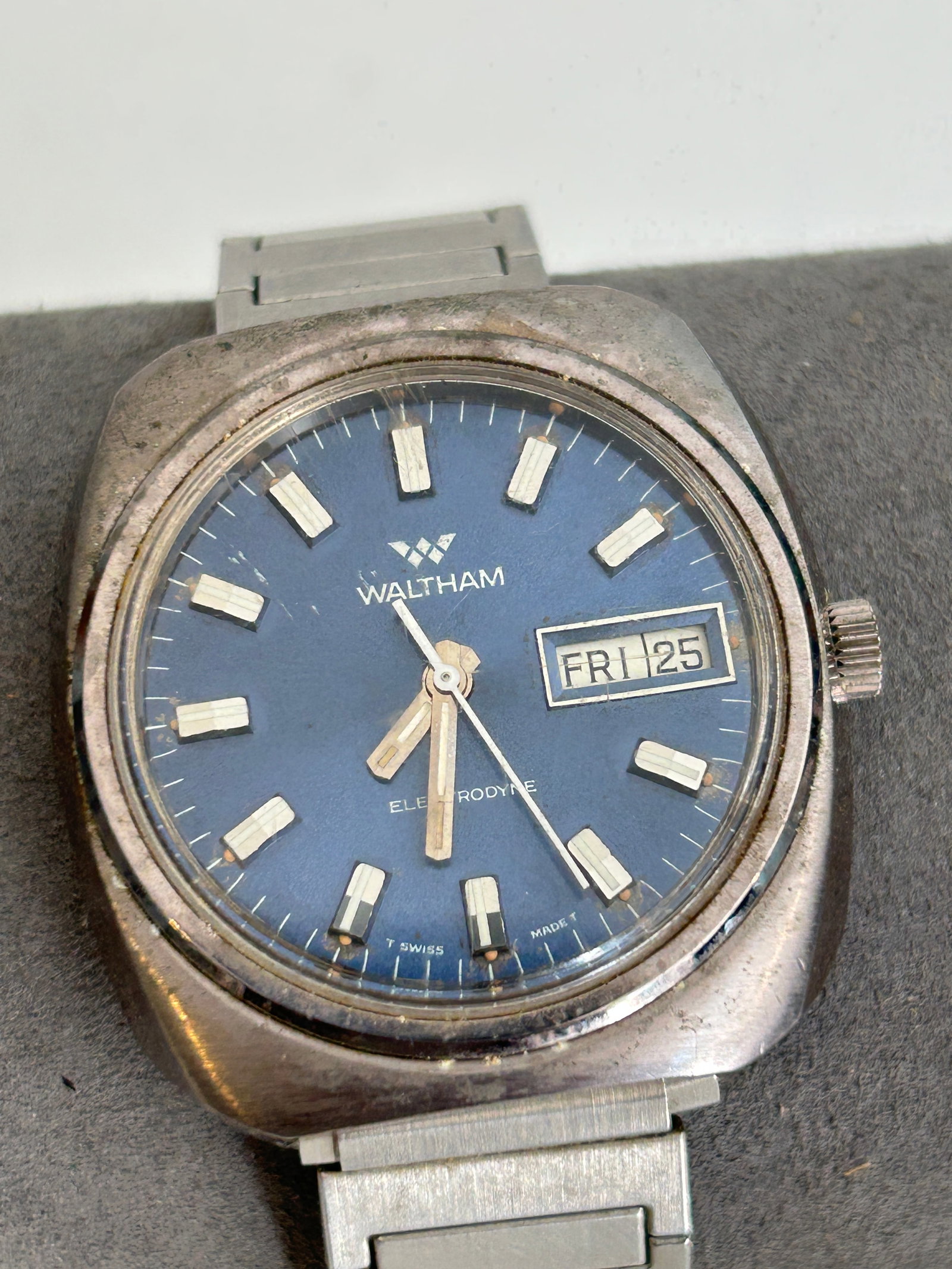 Vintage WALTHAM men's automatic watch day/date Blue dial swiss made 1970s works but needs servicing: Vintage WALTHAM men's automatic watch day/date Blue dial swiss made 1970s works but needs servicing Please view all photos as they are part of the description and condition of this Item, Feel free to 
