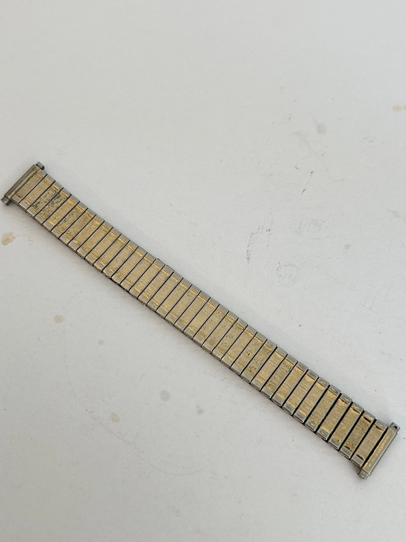 Speidel Vintage USA Stainless Textured Wrist Watch Stretch Band: Speidel Vintage USA Stainless Textured Wrist Watch Stretch Band Please view all photos as they are part of the description and condition of this Item, Feel free to contact me with questions or picture