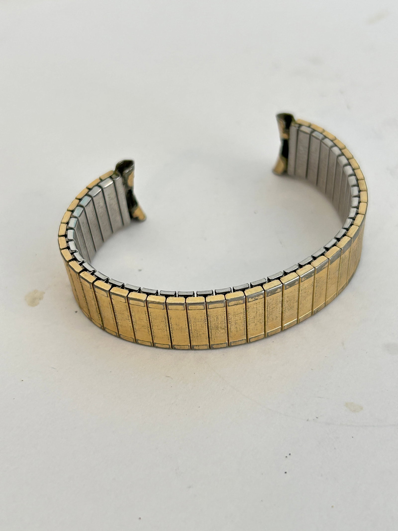 Speidel Vintage USA Stainless Textured Wrist Watch Stretch Band: Speidel Vintage USA Stainless Textured Wrist Watch Stretch Band Please view all photos as they are part of the description and condition of this Item, Feel free to contact me with questions or picture
