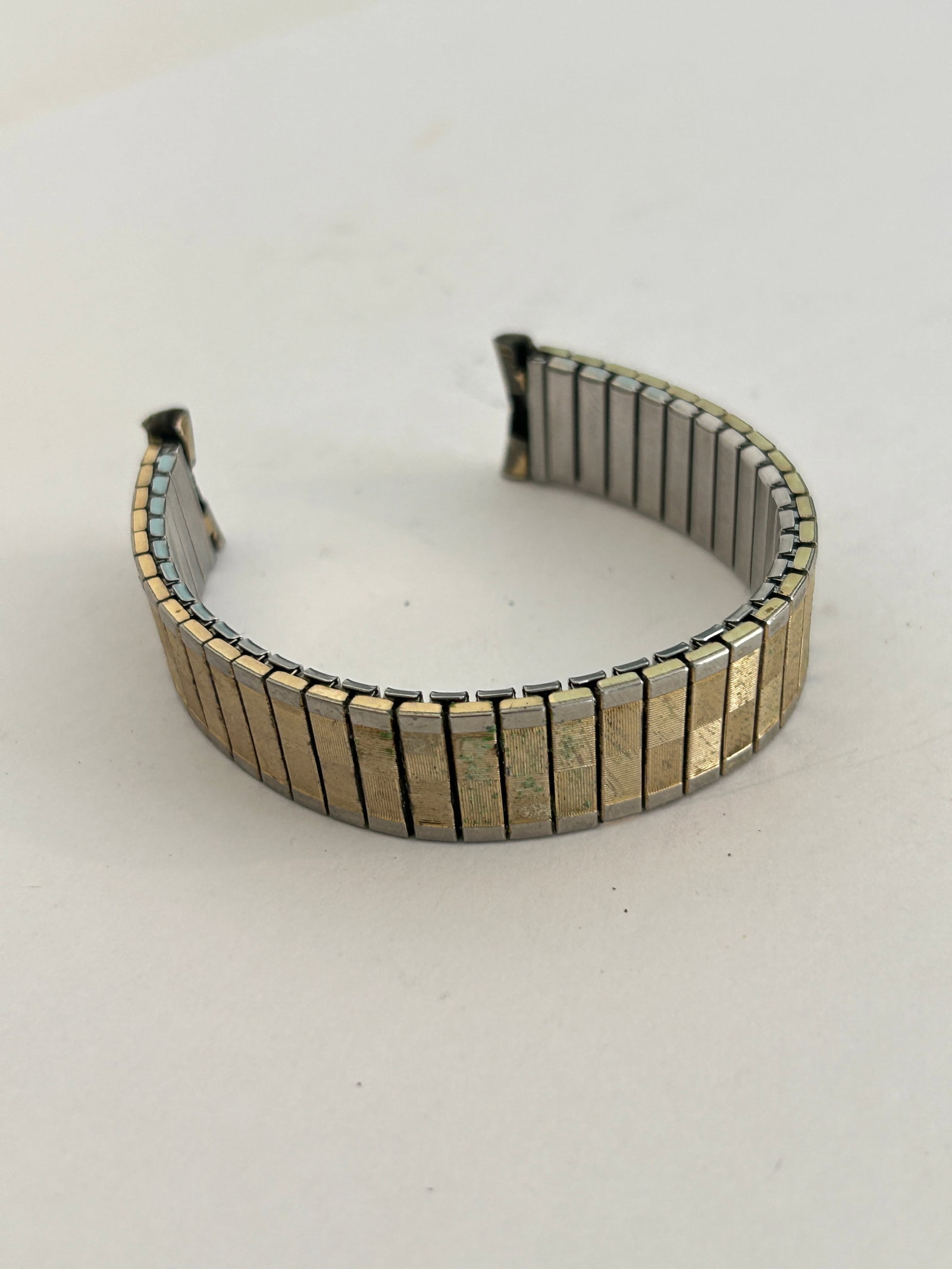 Speidel Vintage USA Stainless Textured Wrist Watch Stretch Band: Speidel Vintage USA Stainless Textured Wrist Watch Stretch Band Please view all photos as they are part of the description and condition of this Item, Feel free to contact me with questions or picture