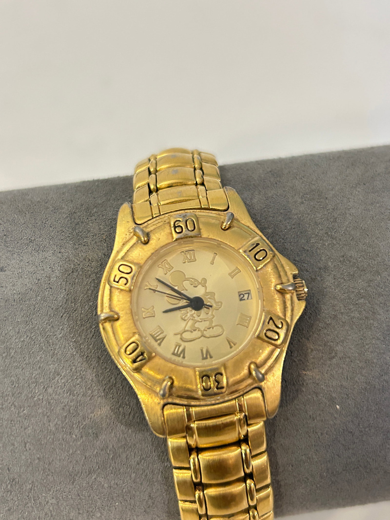 Disney Time Works Mickey Mouse wristwatch working: Disney Time Works Mickey Mouse wristwatch working Please view all photos as they are part of the description and condition of this Item, Feel free to contact me with questions or picture requests! Use