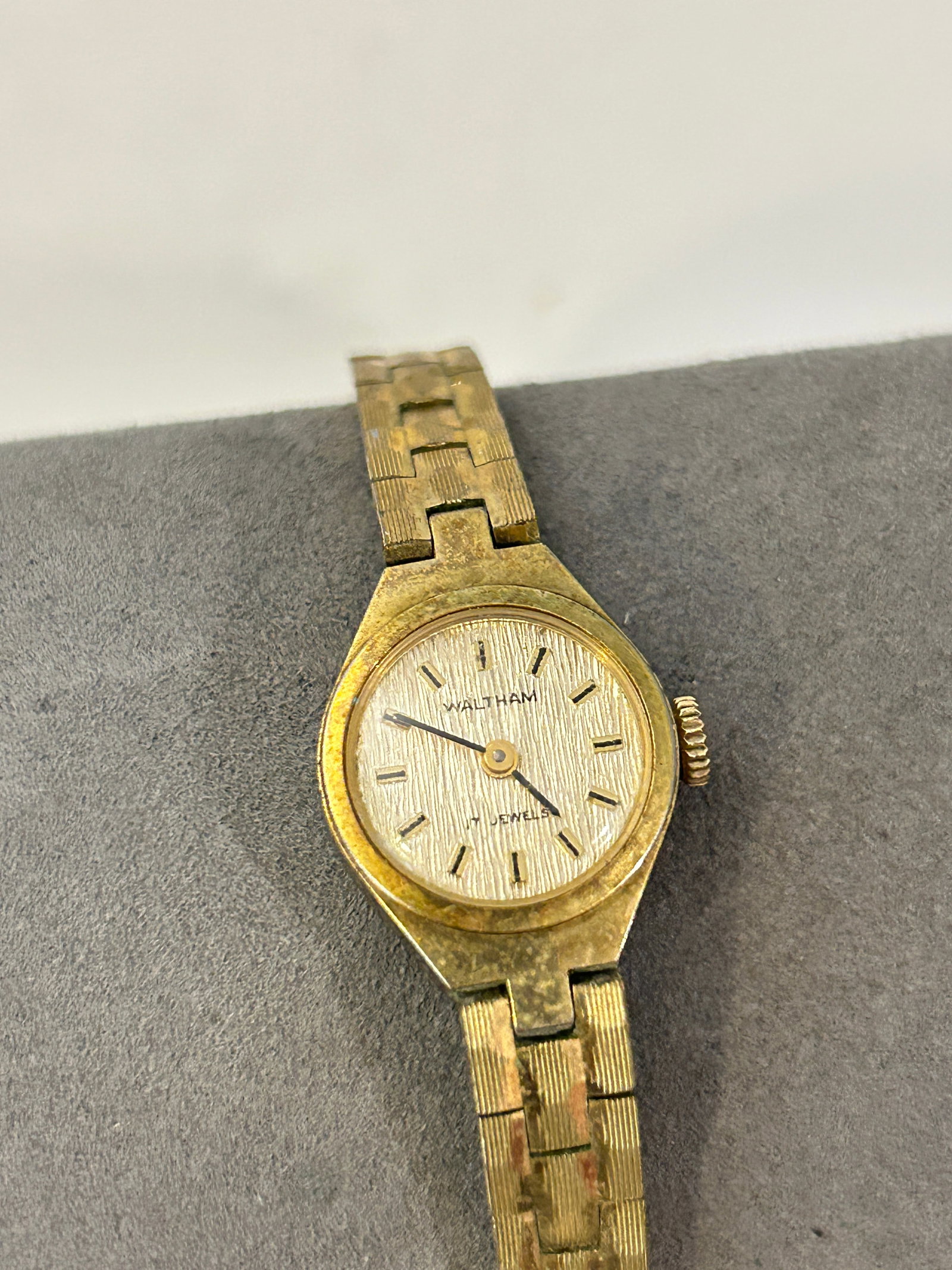 vintage gold-tone Waltham women's mechanical wristwatch working (1 of 5)