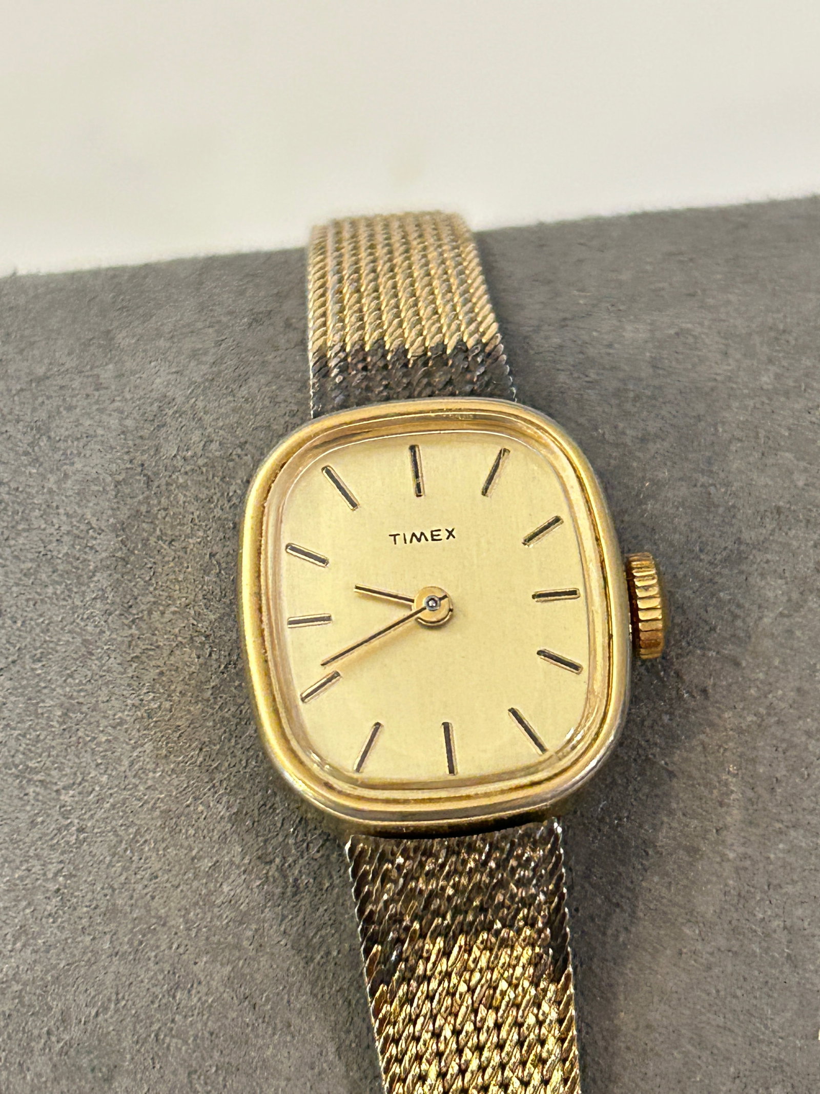 Timex Women's Gold Toned Bracelet Band Analog Watch Vintage Wind Up working (1 of 4)