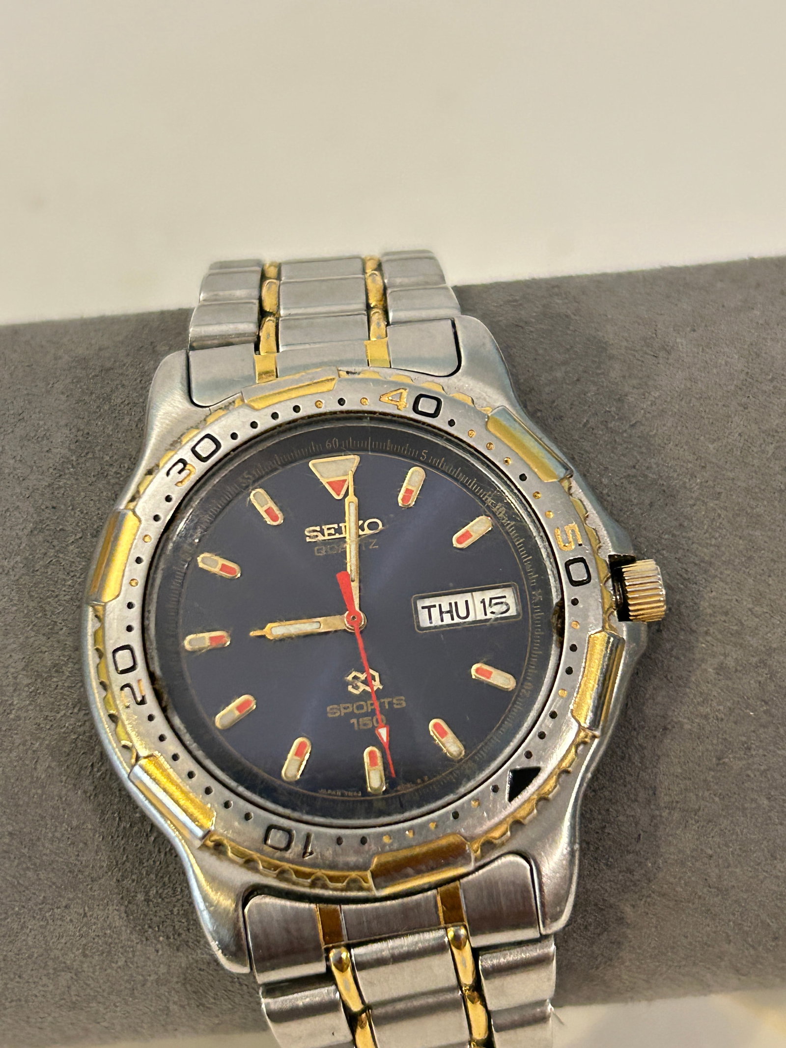 Vintage 1991 Seiko Sports 150 Diver Watch Two-Tone working: Vintage 1991 Seiko Sports 150 Diver Watch Two-Tone working Please view all photos as they are part of the description and condition of this Item, Feel free to contact me with questions or picture requ