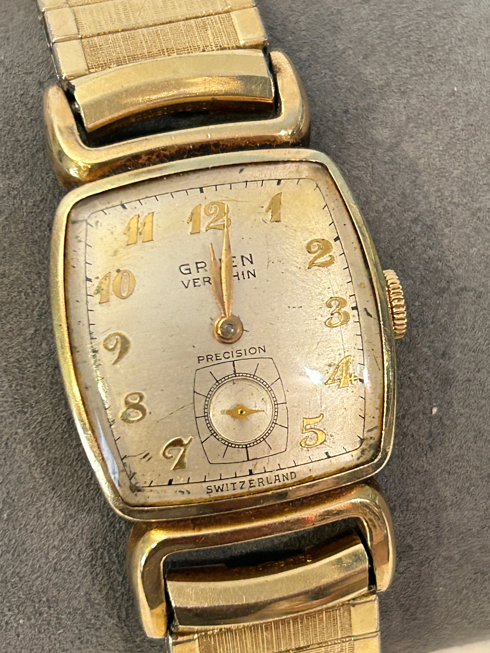 Vintage Gruen Very Thin Men's auto wind 17J 10k gold filled Watch Working Condition: Vintage Gruen Very Thin Men's auto wind 17J 10k gold filled Watch Working Condition Please view all photos as they are part of the description and condition of this Item, Feel free to contact me with 