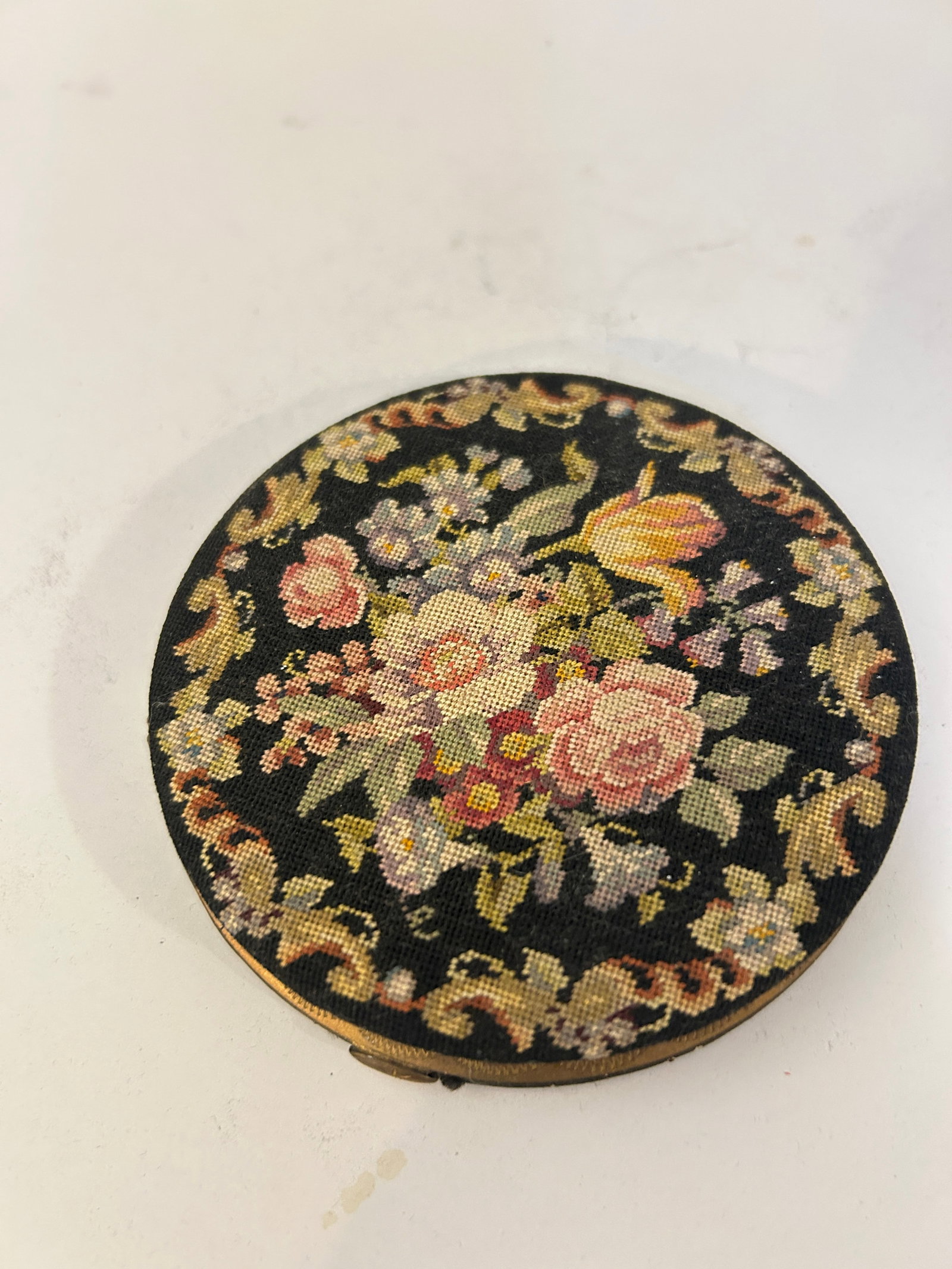 Vintage Petit Point Gold Tone Mesh Mirror Compact (1 of 5)