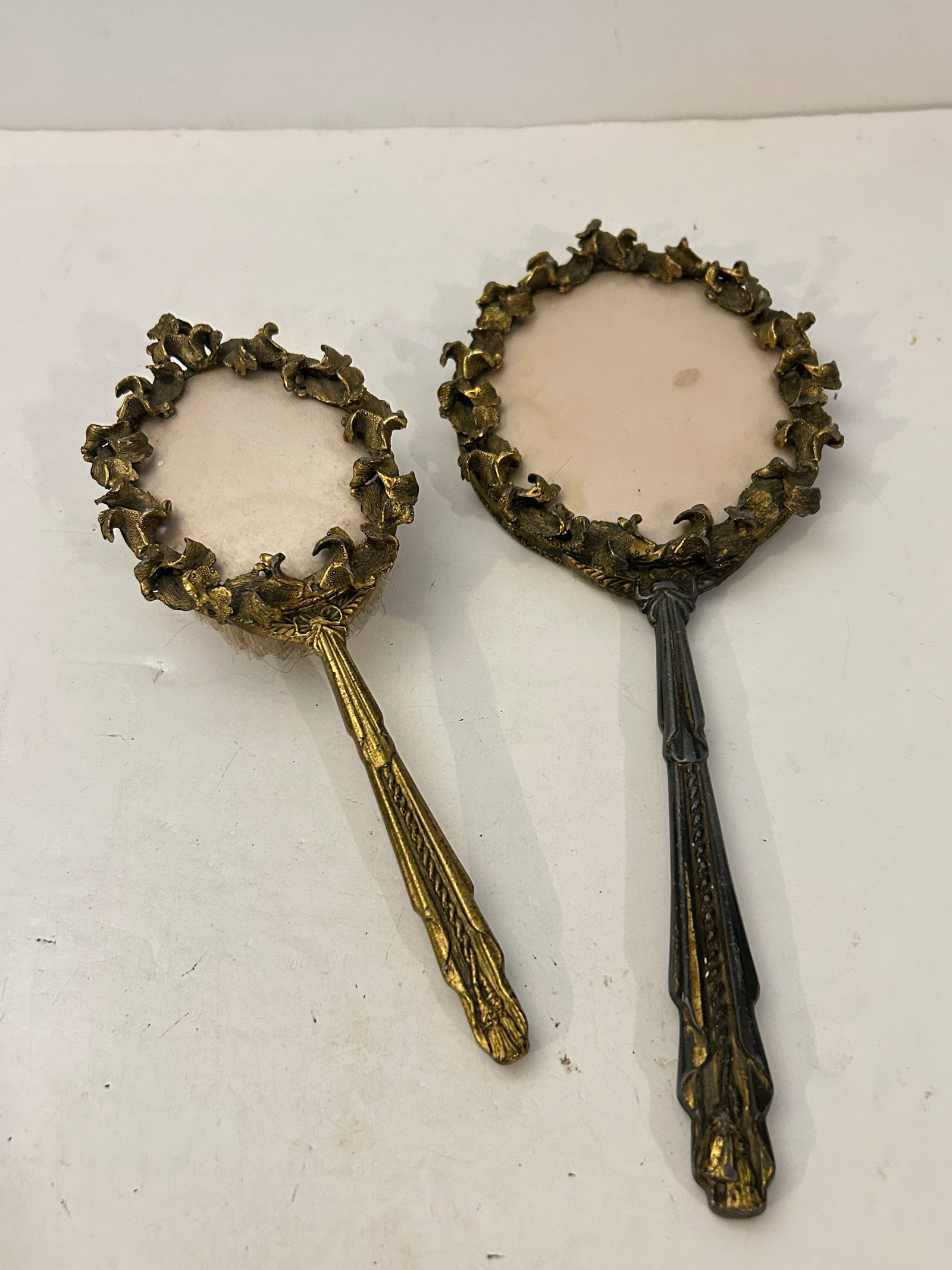 Rare HOLLYWOOD REGENCY brush and handheld mirror set: Rare HOLLYWOOD REGENCY brush and handheld mirror set Please view all photos as they are part of the description and condition of this Item, Feel free to contact me with questions or picture requests! 