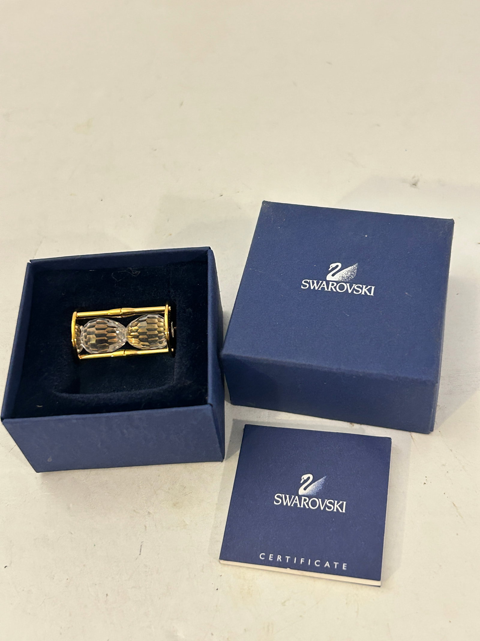 Swarovski Crystal Figurine: Swarovski Crystal Figurine Please view all photos as they are part of the description and condition of this Item, Feel free to contact me with questions or picture requests! Used Item AS IS