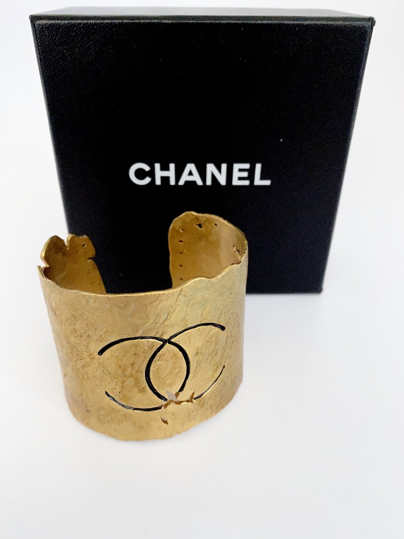 VINTAGE CHANEL RUNWAY OVERSIZED CC LOGO CUFF BRACELET (1 of 4)