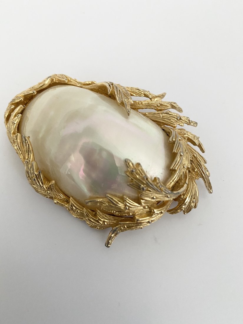 VINTAGE OVERSIZED SIGNED CASTLECLIFF 60'S SHELL BROOCH (1 of 2)