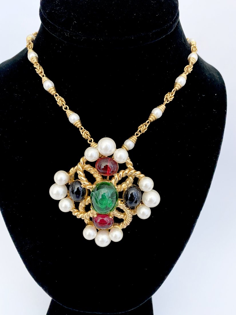 VINTAGE CINER JEWELS OF INDIA GRIPOIX PENDANT NECKLACE: Vintage signed ciner oversized gripoix glass and faux pearl brooch or pendant. The piece measures 2 3/4" and comes with an unsigned 18" necklace that is unsigned