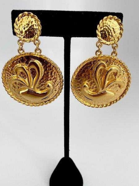 VINTAGE ALEXIS KIRK MASSIVE ETRUSCAN MOGUL EARRINGS: Massive 2 1/2" ear clips by Alexis Kirk with fantastic Etruscan hammered detail. Check our other auction for the matching necklace.