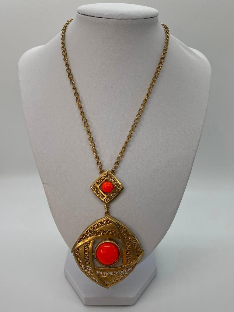 VINTAGE 80'S FAUX CORAL CABOCHON ETRUSCAN PENDANT (1 of 4)