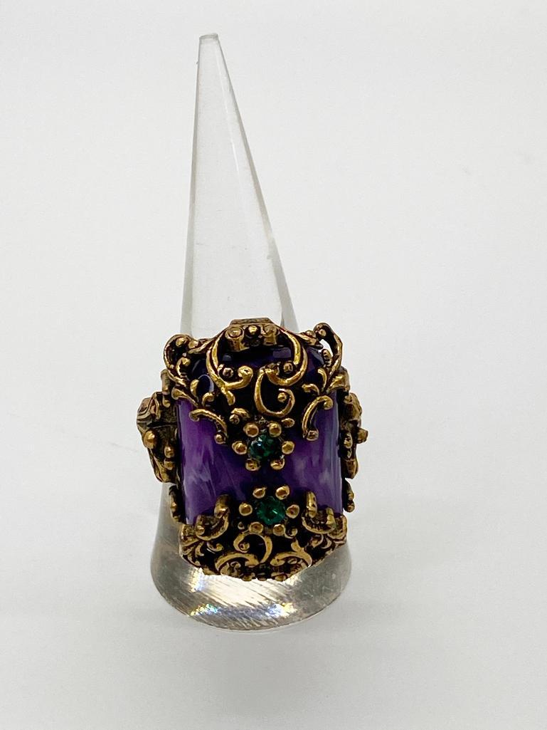 A VINTAGE FAUX AMETHYST & EMERALD JEWELED COCKTAIL RING (1 of 4)
