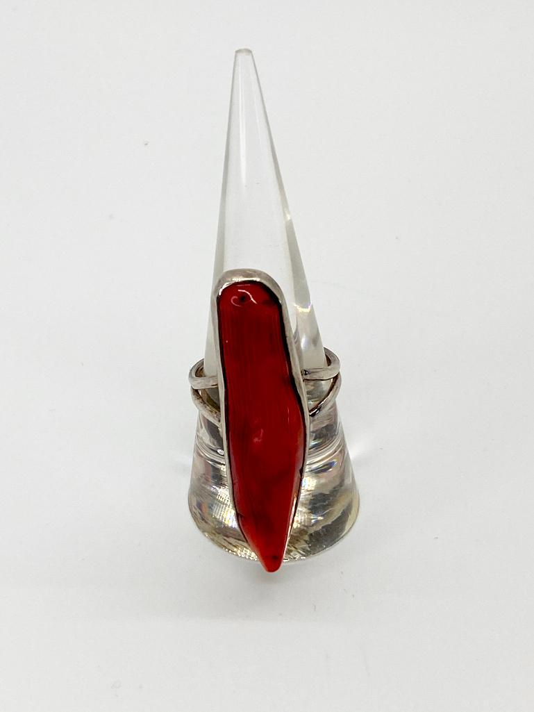 AN OVERSIZED VINTAGE STERLING SILVER NATURAL CORAL RING (1 of 2)
