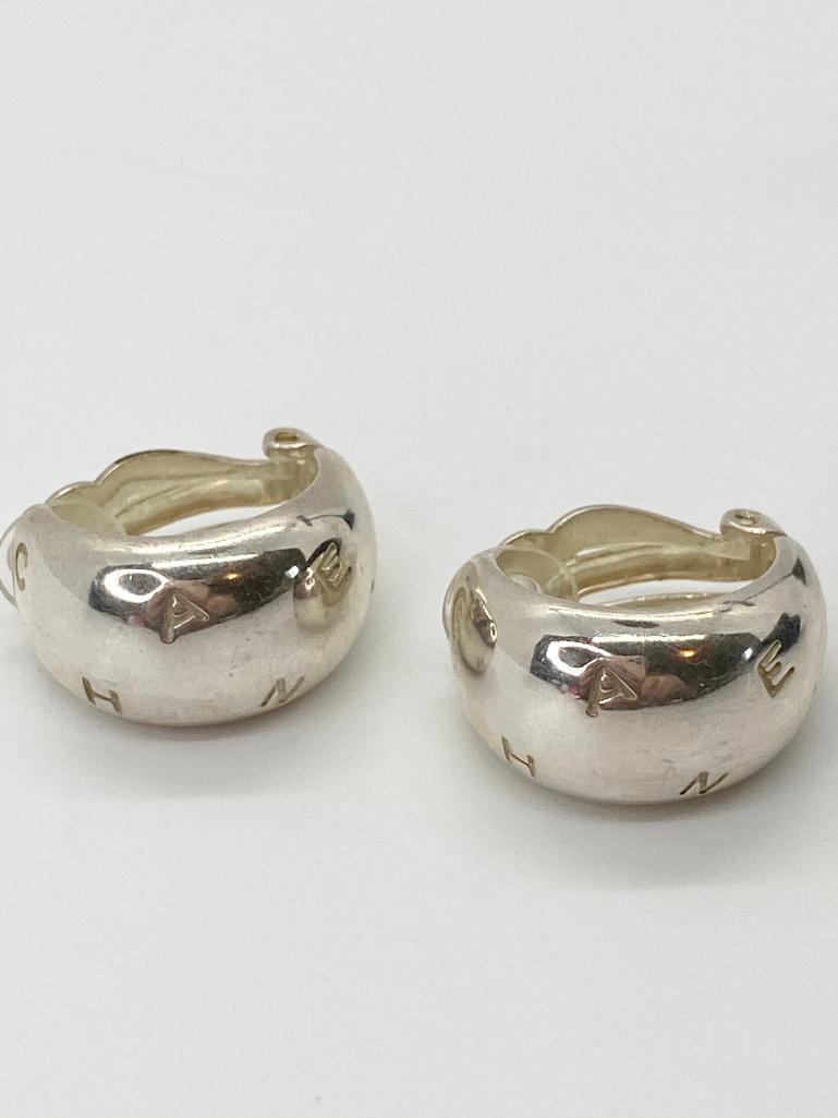 HARD TO FIND STERLING SILVER SIGNED CHANEL EARRING (1 of 2)