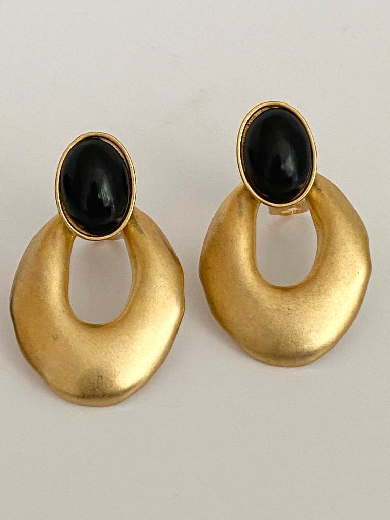 VINTAGE RUNWAY ONYX CABOCHON DOORKNOCKER EARRINGS (1 of 2)