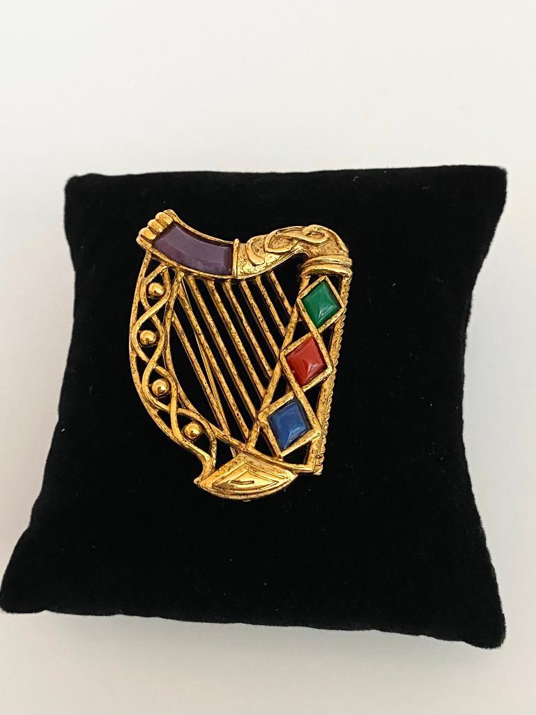 AN EXCEPTIONAL VINTAGE 80'S FRENCH SIGNED SOLD'OR PIN: a harp brooch signed by Sold'or with gripoix stones. The piece measures 2"
