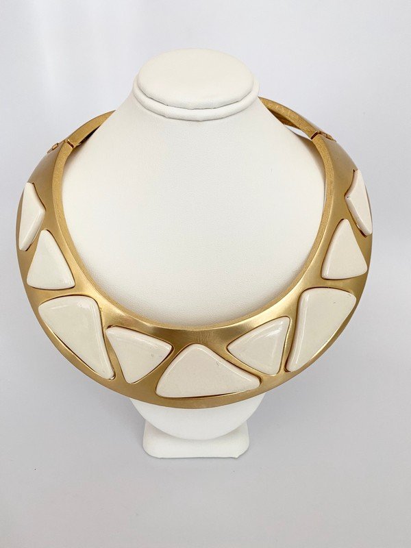 AN OVERSIZED VINTAGE VALENTINO HAUTE COUTURE COLLAR (1 of 2)