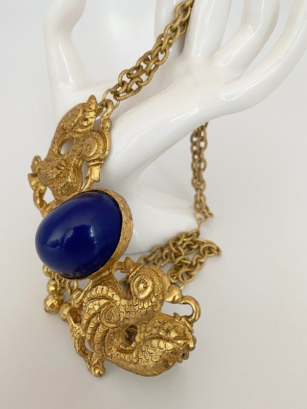 VINTAGE PARISIAN 70'S GRAND LAPIS FIGURAL BIRD NECKLACE: An exceptional 17" double chain necklace with a 4 1/2" center medallion featuring a massive 2" lapis resin cabochon flanked by a pair of perisian birds.