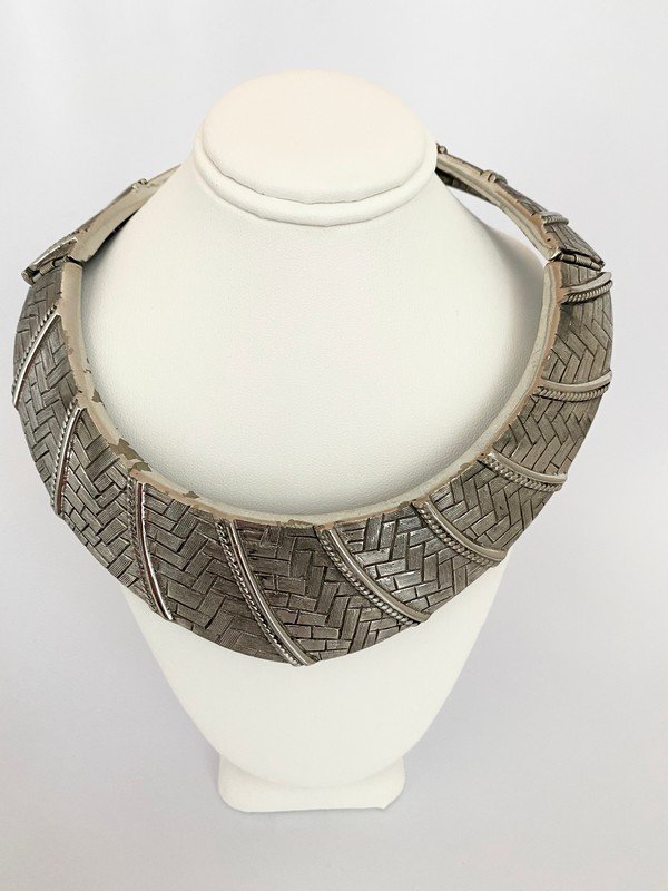 VINTAGE SIGNED ALEXIS KIRK SILVERTONE COLLIER DE CHIEN: A vintage signed Alexis Kirk silvertone basketweave double hinged choker that will fit up to a 20" neck and is 2" wide.