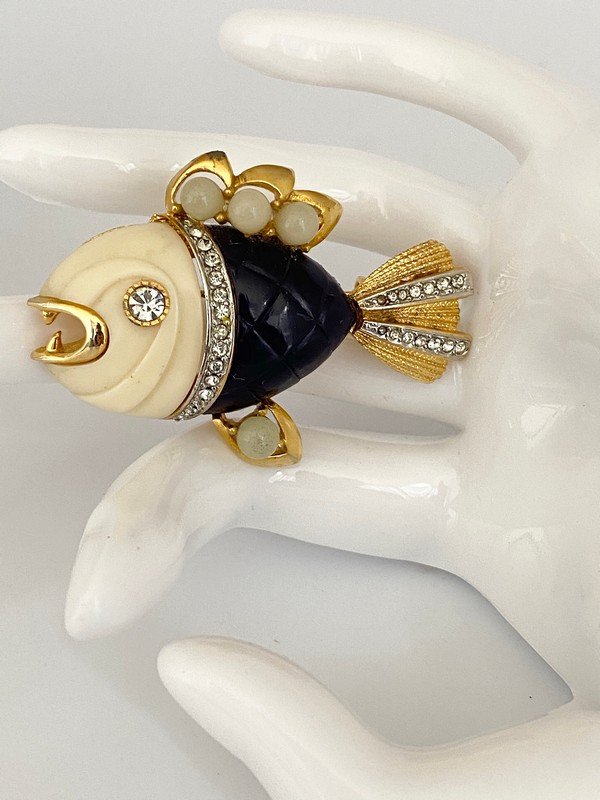 COLLECTABLE HATTIE CARNEGIE RESIN PIRANHA RESIN FISH: A rare signed Hattie Carnegie Piranha carved resin fish brooch that measures 2 1/2"
