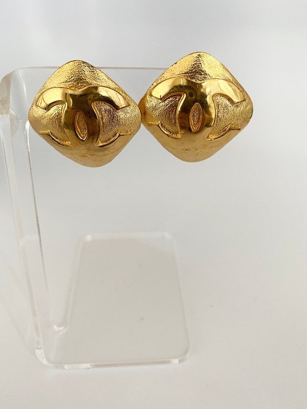 VINTAGE SIGNED CHANEL ICONIC CC LOGO RUNWAY EARRINGS (1 of 3)