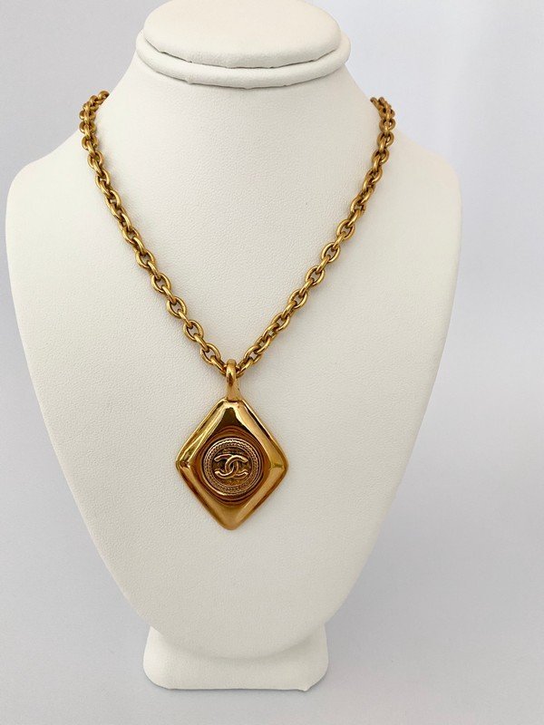 VINTAGE CHANEL PARIS ICONIC DIAMOND SHAPE CC LOGO CHAIN (1 of 4)