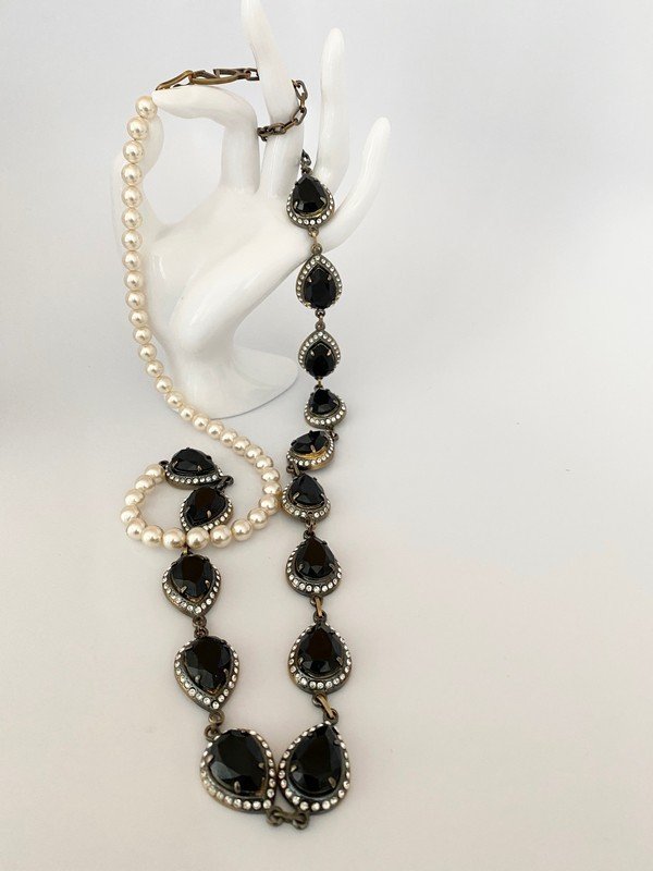 VINTAGE VALENTINO COUTURE RUNWAY JET & PEARL NECKLACE (1 of 3)