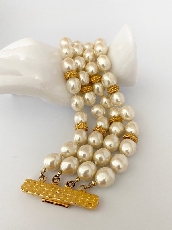 VINTAGE SIGNED VAN WYK BIJOUX FAUX PEARL BRACELET (1 of 3)