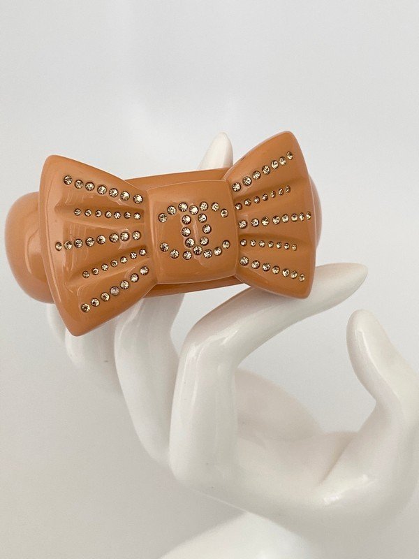 VINTAGE CHANEL PARIS OVERSIZED RESIN BOW BRACELET (1 of 3)