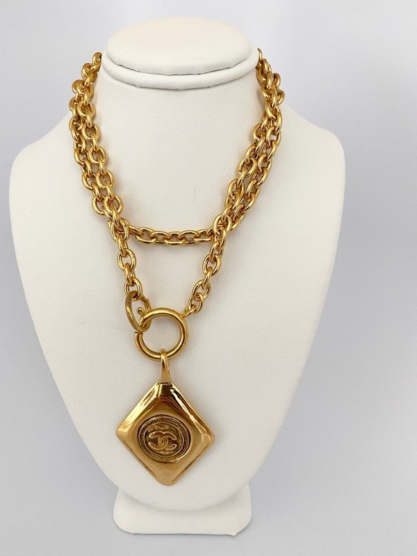 VINTAGE CHANEL FRANCE OVERSIZE DIAMOND CC LOGO NECKLACE (1 of 4)