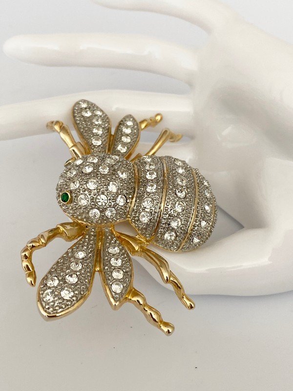 MASSIVE JEWELED 80'S MOGUL INSECT BROOCH PIN (1 of 3)