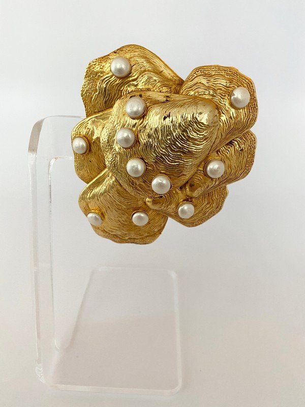 VINTAGE DOMINIQUE AURIENTIS PARIS SHELL RUNWAY BROOCH (1 of 3)